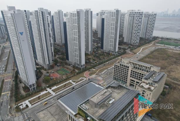 서울대 시흥캠퍼스(우측)와 아파트 사이 부지에 조성된 배곧 도시숲 전경