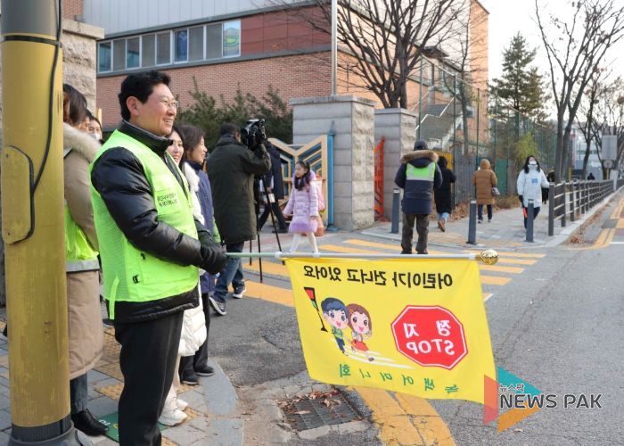 이상일 용인특례시장은 3일 대현초를 방문해 교통지도 봉사를 진행했다