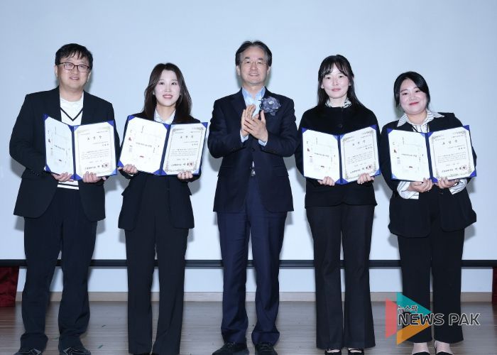 ‘2025년 사업보고회’보육유공자 표창 수상자 기념촬영