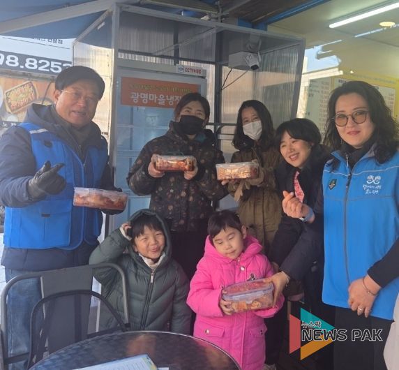 광명시 광명6동 지역사회보장협의체는 지난 5일 관내 꿈나무 어린이집 원아들이 직접 담근 김치를 마을냉장고에 기부하는나눔 행사를 진행했다.