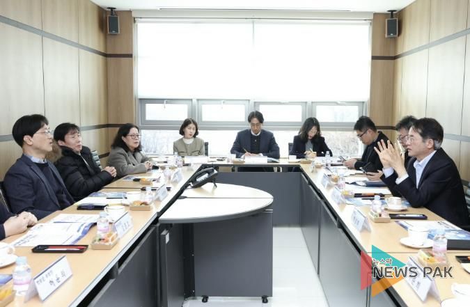 동환 고양시장이 학교장, 운영위원장, 학부모들과 함께 자공고 2.0으로의 안정적인 전환을 위한 협력 방안에 대해 논의하고 있다.