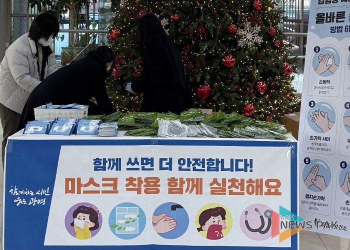 지난 8일 시청 본관 1층에서 인플루엔자 예방 캠페인이 진행되고 있다.