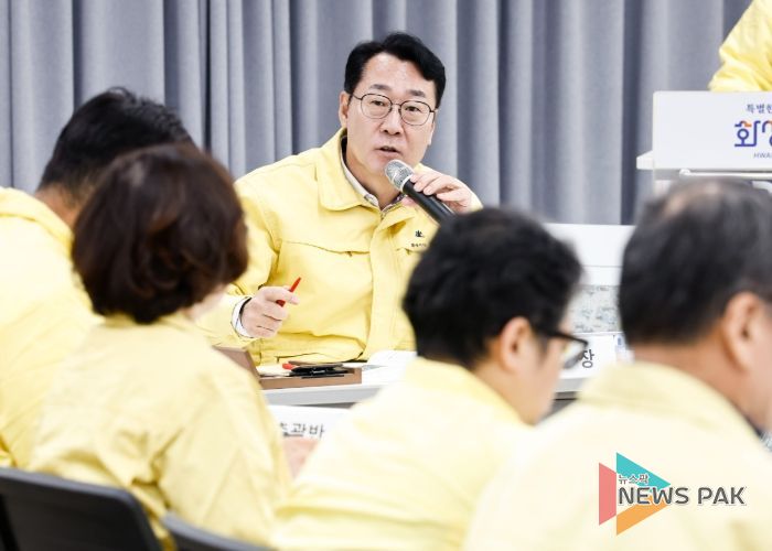 정명근 화성특례시장이 동탄숲 생태터널 관련 재난안전대책본부 회의에서 지시사항을 전달하고 있다