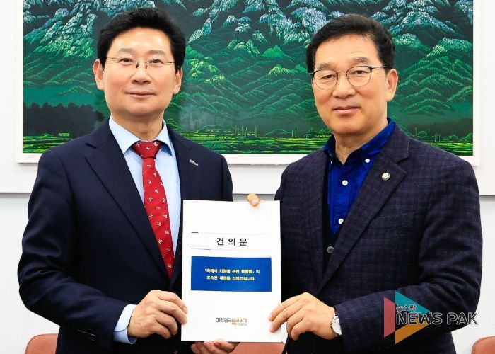 이상일 용인특례시장(왼쪽)은 10일 신정훈 국회 행정안전위원회 위원장(오른쪽)에게 특례시장협의회 공동명의로 작성된 '특례시 지원에 관한 특별법 제정 촉구 건의문'을 전달했다