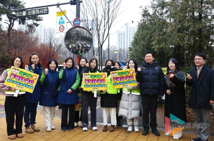 이상일 용인특례시장이 11일 청덕초등학교를 방문해 교통지도봉사를 했다.