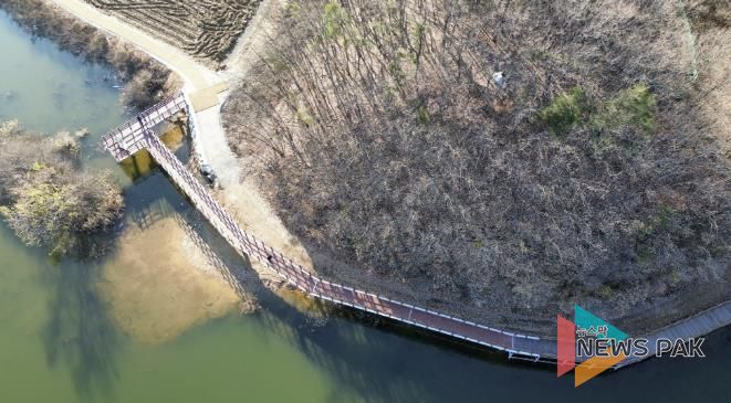 용인특례시가 처인구 이동읍에 있는 이동저수지 둘레길 단절 구간 연결공사를 마무리했다.