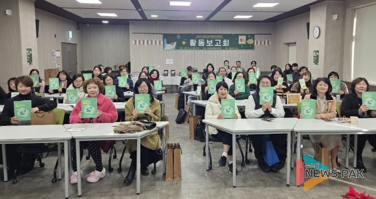 지난 12일 광명시평생학습원에서 공익활동지원센터 활동보고회를 개최하고 기념사진을 촬영하고 있다.