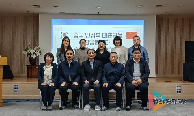 수원시를 방문한 중국 민정부 대표단이 기념촬영을 하고 있다.