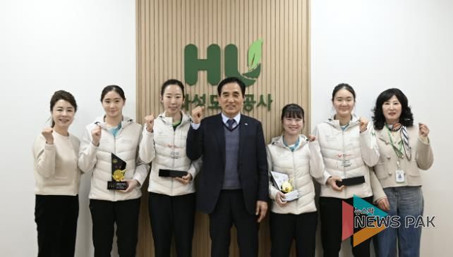 국제대회와 전국대회에서 입상한 화성도시공사 탁구단 선수들과 HU공사 한병홍 사장이 메달과 상패를 들고 기념촬영을 하고 있다.