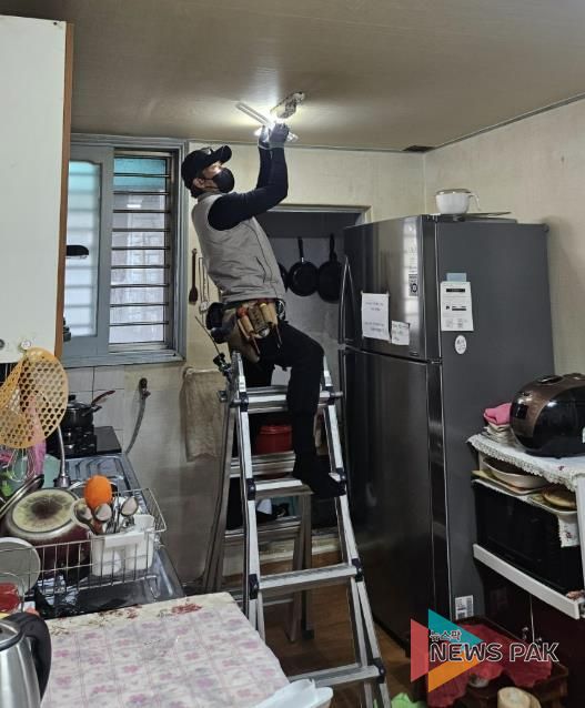 수원시 팔달구 화서1동 지역사회보장협의체, (주)전기쟁이 재능기부로 LED형광등 교체 지원해