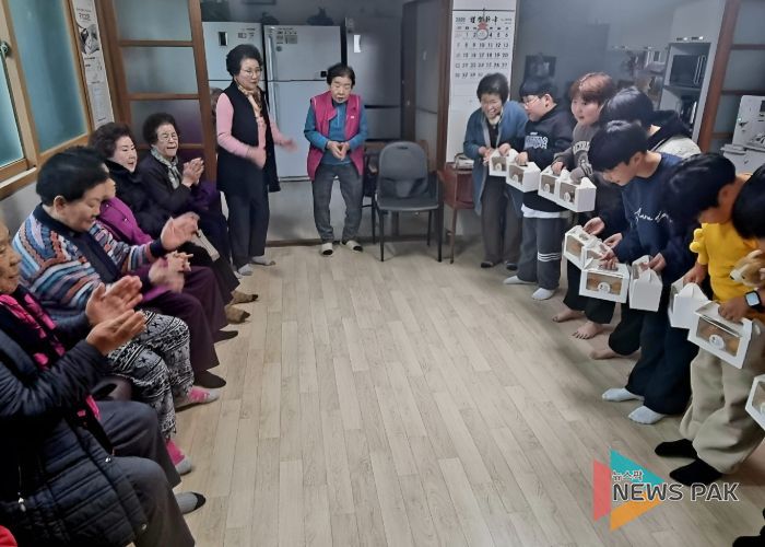 고양시 주교청소년자유공간 동아리 ‘꿀밭’, 경로당에 수제 당근머핀 전달