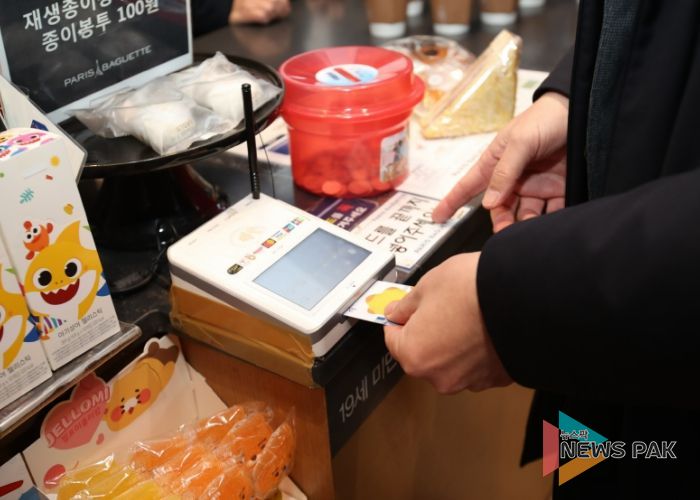 지역 상점에서 시민이 희망화성지역화폐를 사용해 결제하고 있다