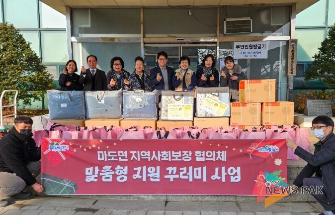 마도면 지역사회보장협의체가 17일 관내 취약계층 및 어린이가정을 대상으로 맞춤형 지원꾸러미 전달에 앞서 기념촬영하고 있다