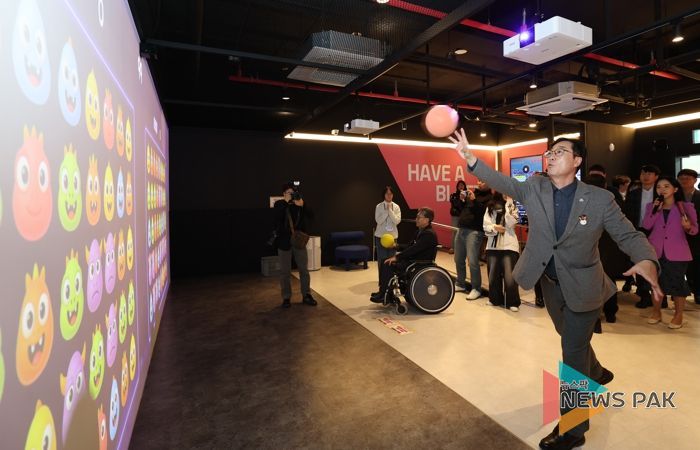 정명근 화성특례시장이 AR 스포츠 체험시설을 시연하고 있다.