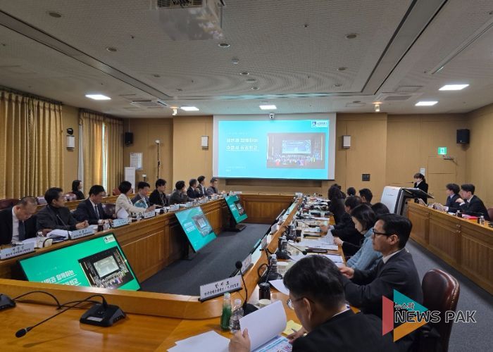 권정희 수원시 행정지원과장이 수원시의 공공외교 사례를 발표하고 있다.