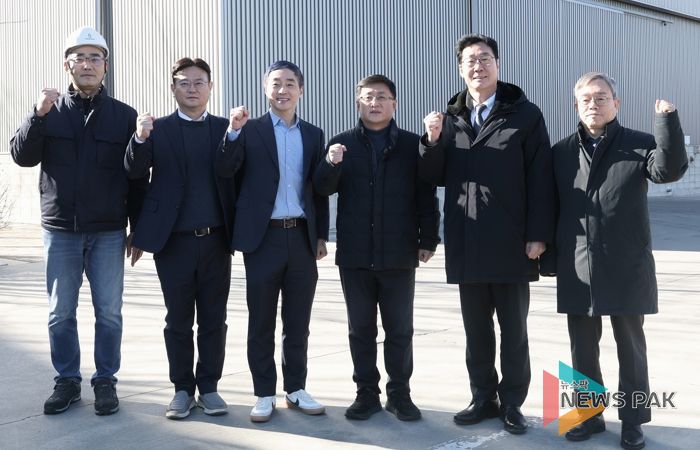 정명근 화성특례시장이 김성환 환경부장관 등 참석자들과 기념촬영을 하고 있다