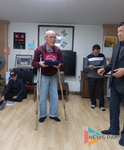 가운데 이만배 씨, 맨 오른쪽 홍성표 원정4리 이장