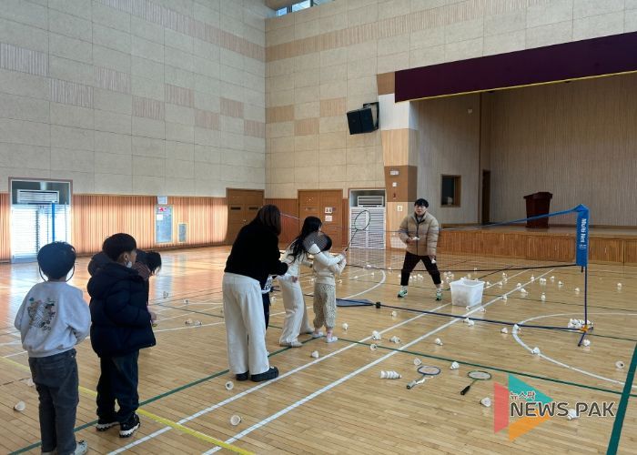 학생들이 배드민턴 기초지식 및 기본스텝에 대한 설명을 듣고 있다.