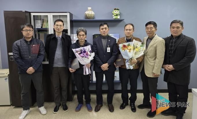 화성특례시가 30일 모범 택시 운수종사자에 표창장을 수여했다