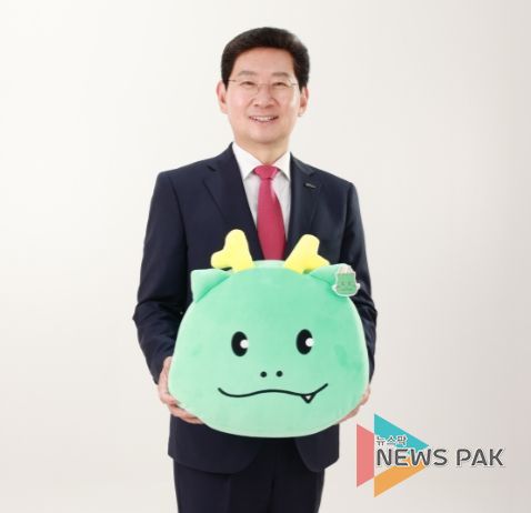 조아용 인형을 든 이상일 용인특례시장