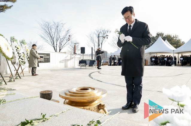 정명근 화성특례시장이 화성현충공원에서 현충탑 신년참배를 하고 있다.