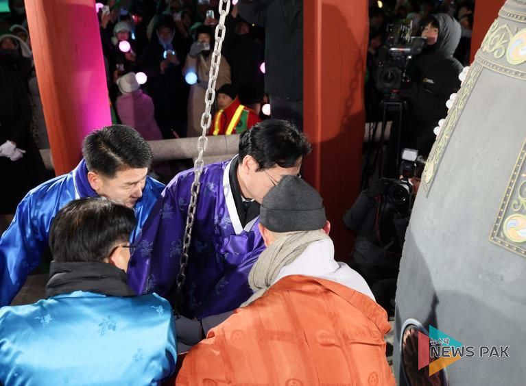 배정수 의장 및 주요내빈 타종 모습