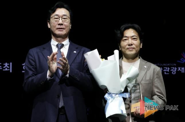 정명근 화성특례시장이 장민기 화성특례시 정무특보에 특별공로패를 수여하고 기념촬영을 하고 있다