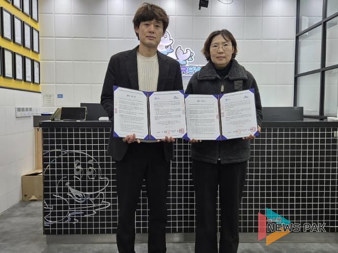 수원시‧마린크루 수원센터 관계자가 협약식 후 기념촬영을 하고 있다.