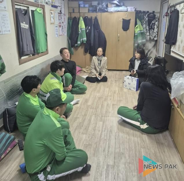 수원시 팔달구 화서2동 이윤주 신임 동장, 환경관리원 쉼터 격려 방문