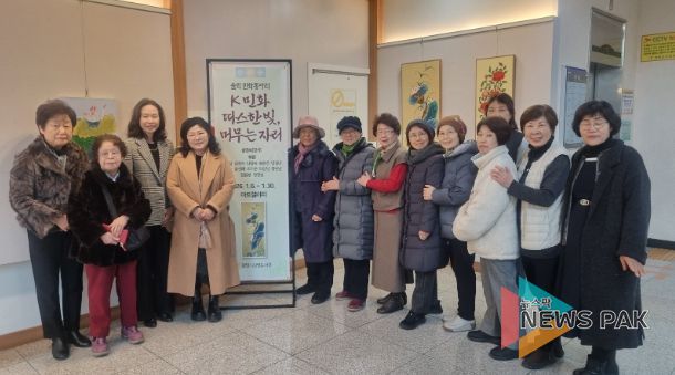 지난 6일 솔뫼 민화동아리원이 도서관 1층 아트갤러리에서 열린 한국 전통민화 전시 'K민화 - 따스한 빛, 머무는 자리'에 참석해 기념사진을 촬영하고 있다.