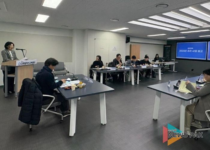 지난 6일 디지털혁신교육센터 내 GM디지털랩 강의실에서 '2026년 제1회 광명시 디지털혁신자문위원회'를 진행하고 있다.