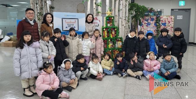 시립광명어린이집 어린이들은 지난 6일 어려운 이웃을 돕기 위해 집에서 가져온 식료품을 모아 광명5동 지역사회보장협의체에 기부하는 행사를 가졌다.