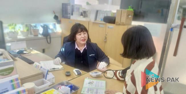 대사증후군 상담실_보건소 관계자 대사증후군 상담 진행 모습