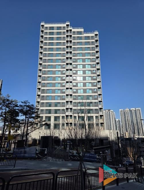 안양 냉천 행복주택(필름 부착 외관 사진).