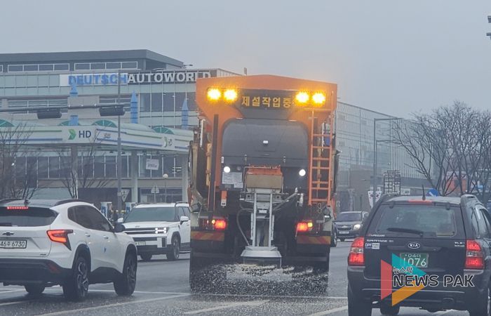 수원시가 10일 오후 제설차를 이용해 도로 제설 작업을 하고 있다.