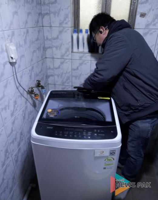 수원시 권선구 세류2동 일월행복한나눔재단, 취약계층 가구에 중고 세탁기 무상 설치