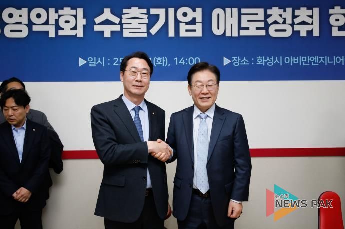 정명근 화성특례시장과 이재명 당시 더불어민주당 당패표가 악수를 하고 있다