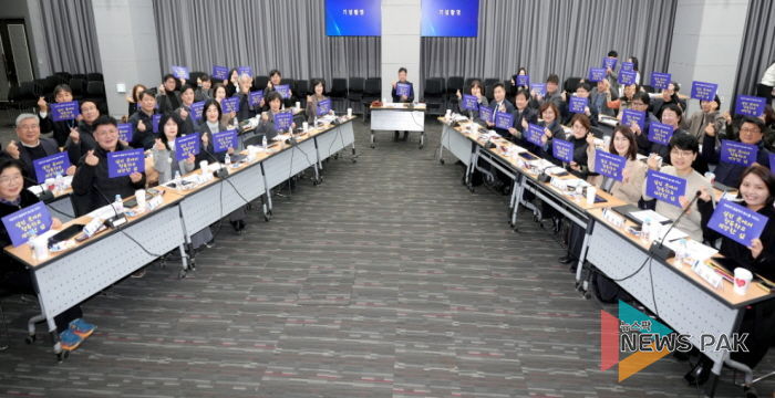 김현수 수원시 제1부시장(가운데)과 돌봄통합지원협의체 위원들이 기념촬영을 하고 있다.