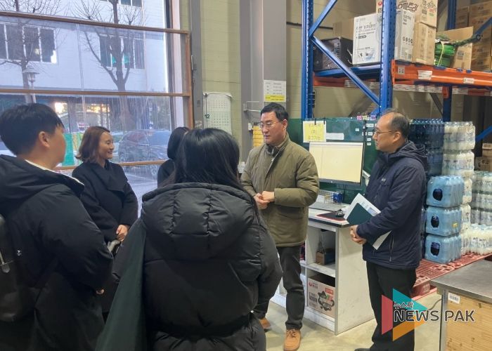 지난 13일 광명시 중소유통공동도매물류센터에서 시흥시 소상공인과 관계 부서 공무원, 시흥시정연구원 관계자들이 광명시 중소유통공동도매물류센터의 운영 사례를 공유받고 있다.