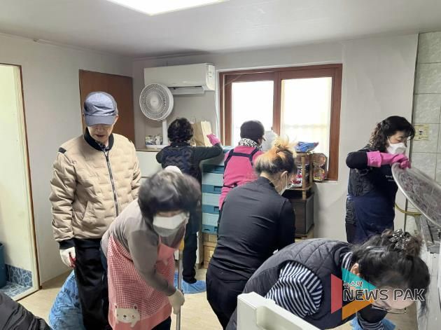 수원시 장안구 정자2동 '찾아가는 통장봉사대' 독거어르신 가구 청소 봉사 실시