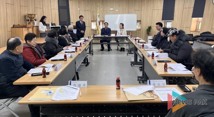 수원시 영통구 원천동, 경로당 맞춤 '바른 복지-건강소식지' 첫 배부