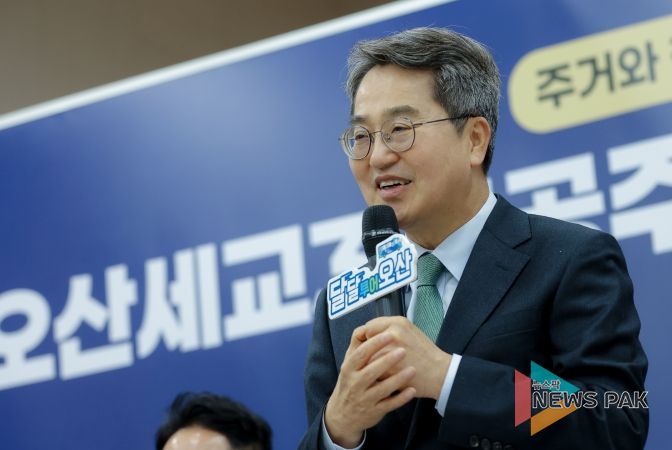 23일 오후 초평동 행정복지센터에서 열린 오산세교3 공공주택지구 주민소통 간담회에서 김동연 경기도지사가 인사말을 하고 있다.
