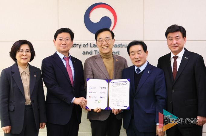 이상일 용인특례시장이 26일 정부세종청사에서 김윤덕 국토교통부 장관에게 '중부권광역급행철도(JTX)'의 신속한 추진을 촉구하는 공동건의문을 전달했다. (사진은 왼쪽부터 김보라 안성시장, 이상일 용인특례시장, 김윤덕 국토교통부장관, 송기섭 진천군수, 방세환 광주시장)