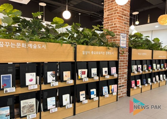 광명시 하안도서관 1층 커뮤니티 공간 내 '지역작가 코너'