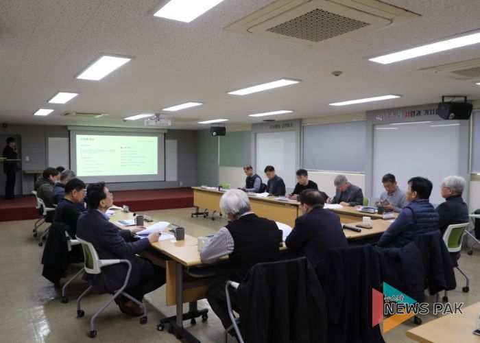 시민사회단체로 구성한 ‘수원 독립운동의 길 추진위원회’가 지난 16일 수원시자원봉사센터 대강당에서 대표적인 독립운동가와 길(코스) 조성과 관련한 회의를 열고 있다.