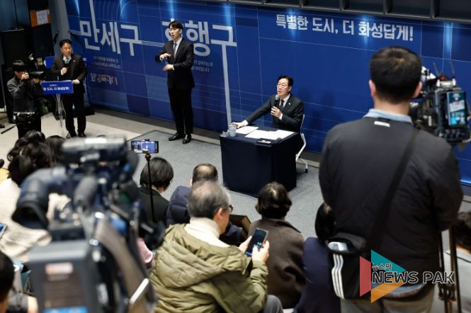 정명근 화성특례시장이 27일 열린 2026년 신년 기자회견에서 언론인과 질의응답을 하고 있다.