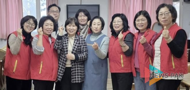 수원시 영통구 매탄1동 지역사회보장협의체, 매탄현대힐스테이트 경로당서 설 맞이 떡국 나눔