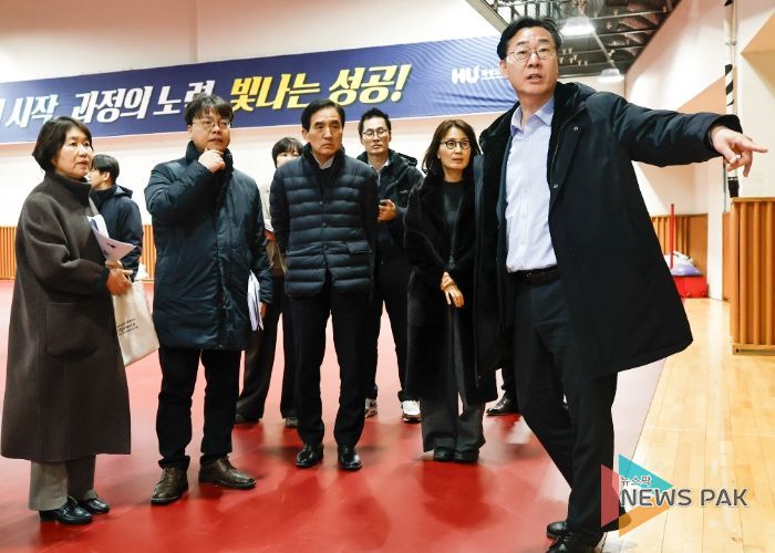 정명근 화성특례시장이 만세구청 개청 준비 현장을 점검하고 있다