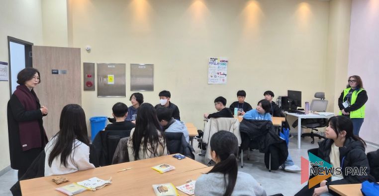 군포의왕교육지원청 정숙경 교육장이 양평캠퍼스를 방문해 글로컬 언어 캠프 활성화 방안을 논의하고 있다.