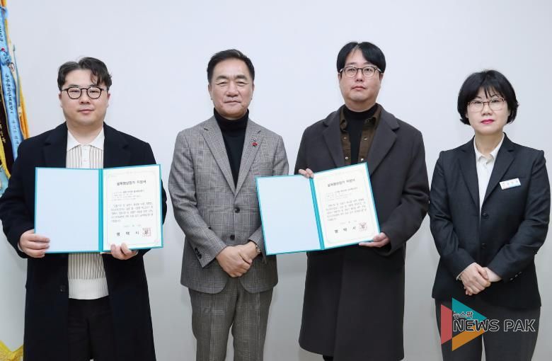 왼쪽부터 현촌 한마음 골목형 상점가 박종혁 회장, 평택시청 정장선 시장, 소사벌 에듀타운 골목형 상점가 김정수 회장, 평택시청 일자리경제과 김보경 과장